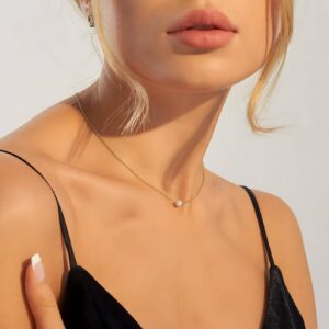 Elegant Pearl Necklace in Gold