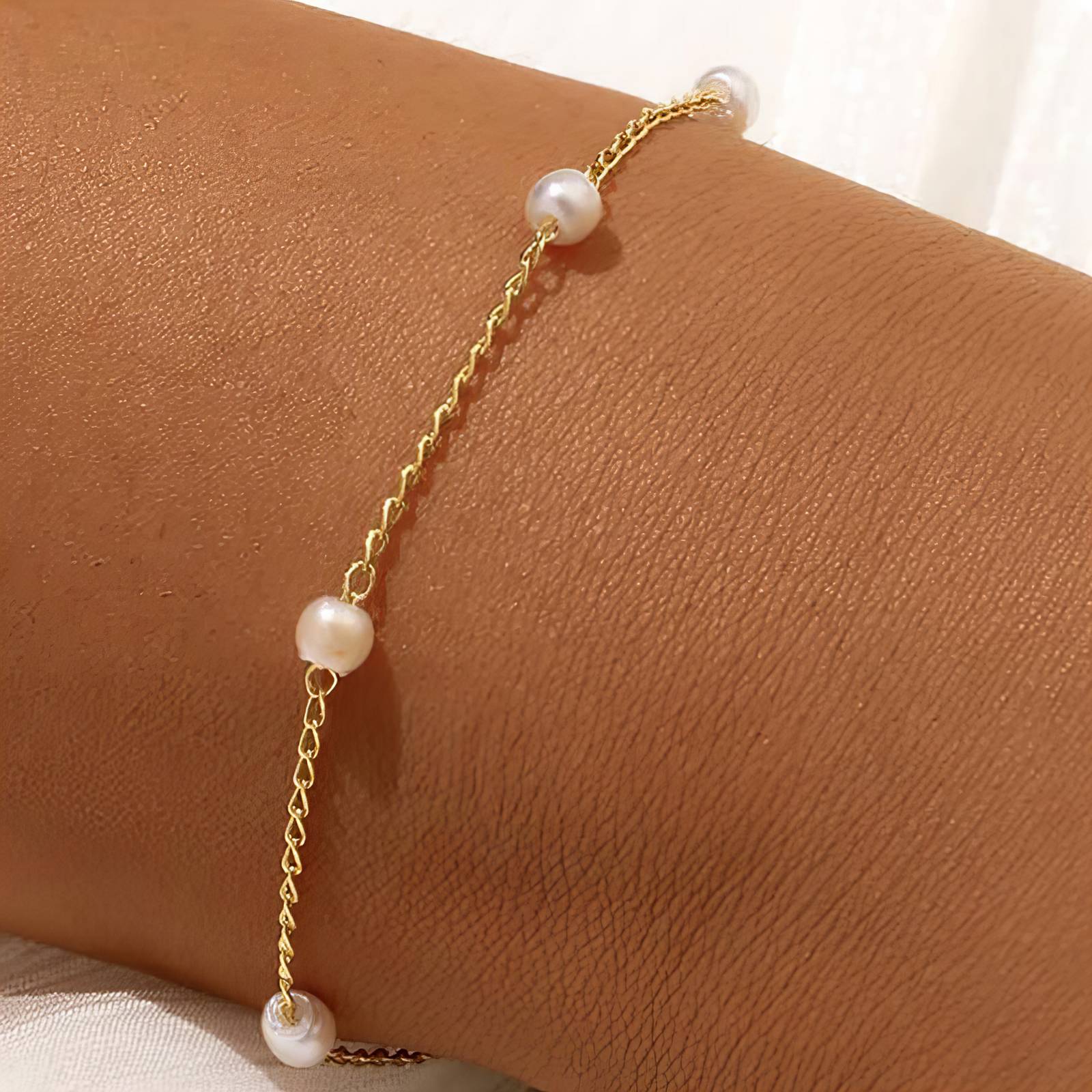 Elegant Pearls Bracelet, 18k Gold Plated Steel in Gold