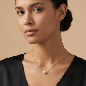 Elegant Pearl Necklace in Gold